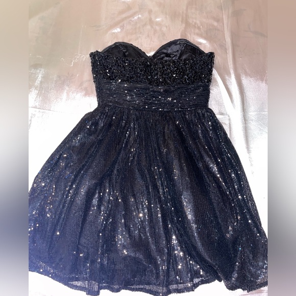 Very cute black strap less sparkly dress - Picture 4 of 14